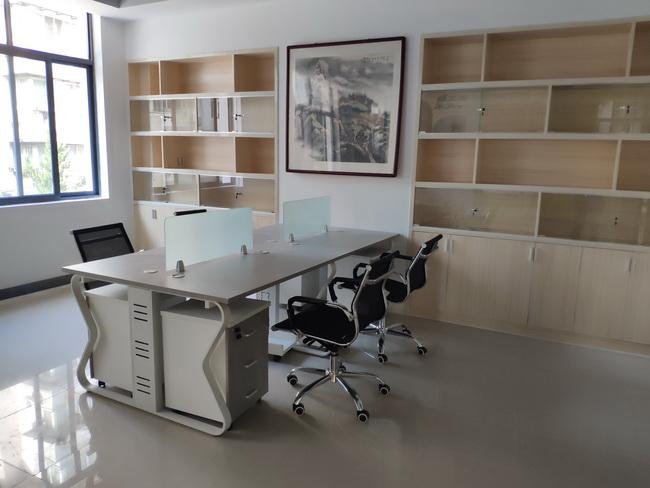 專業(yè)從事辦公家具生產(chǎn)配置17年,擁有5萬(wàn)平米自營(yíng)工廠,武漢兩大3000